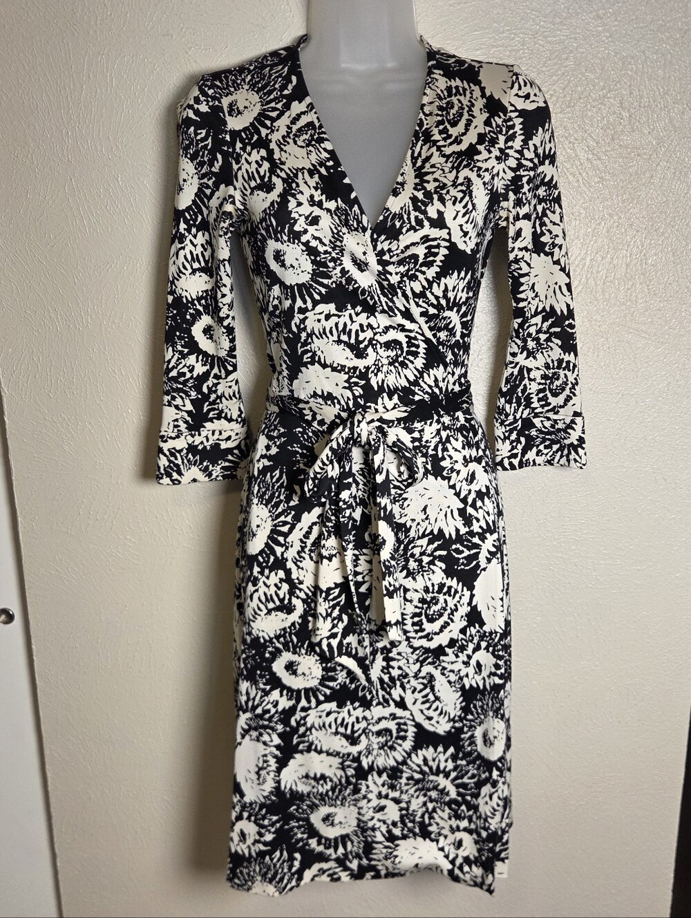 DVF Diane Von Furstenberg Silk Wrap Dress Black White Women's Size 2 V-neck